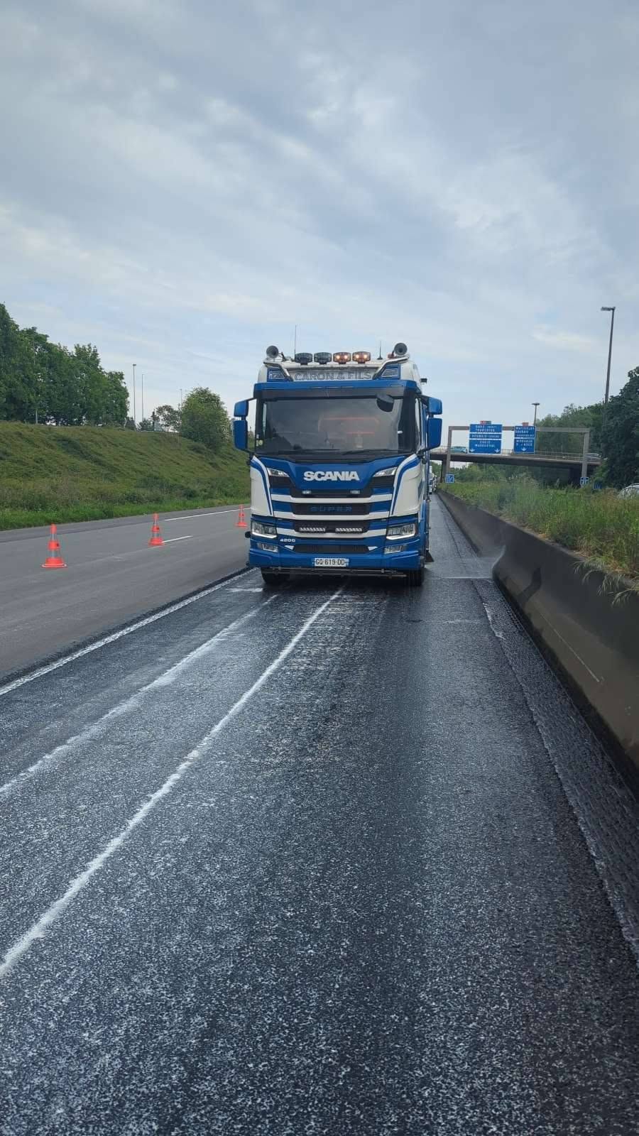 Nettoyage intensif de boue à la sortie d'un chantier de terrassement dans le Nord