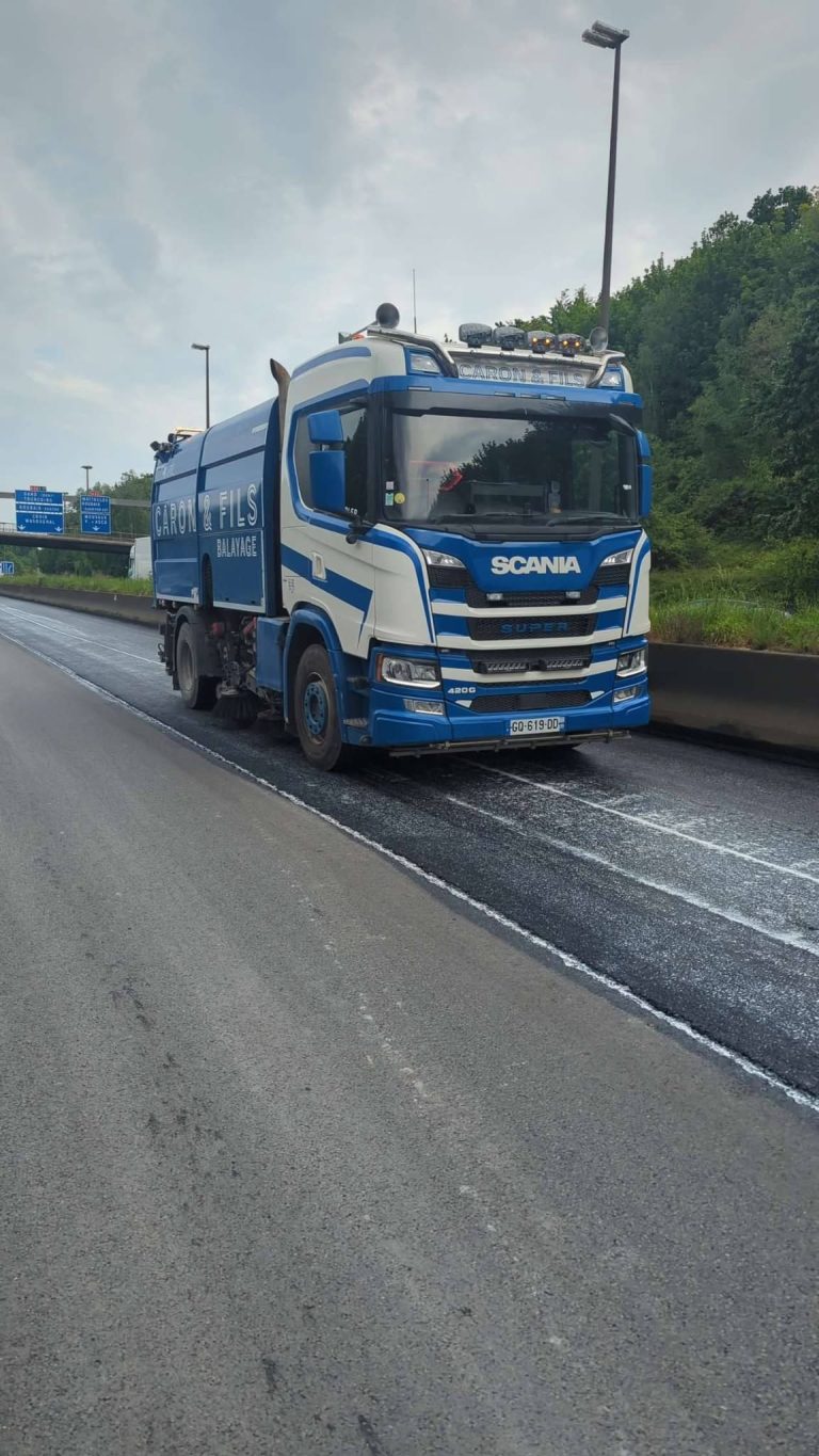 Balayeuse Caron et Fils en finition de jour sur le nouvel enrobé de la jonction A22 / RN356 à Lille