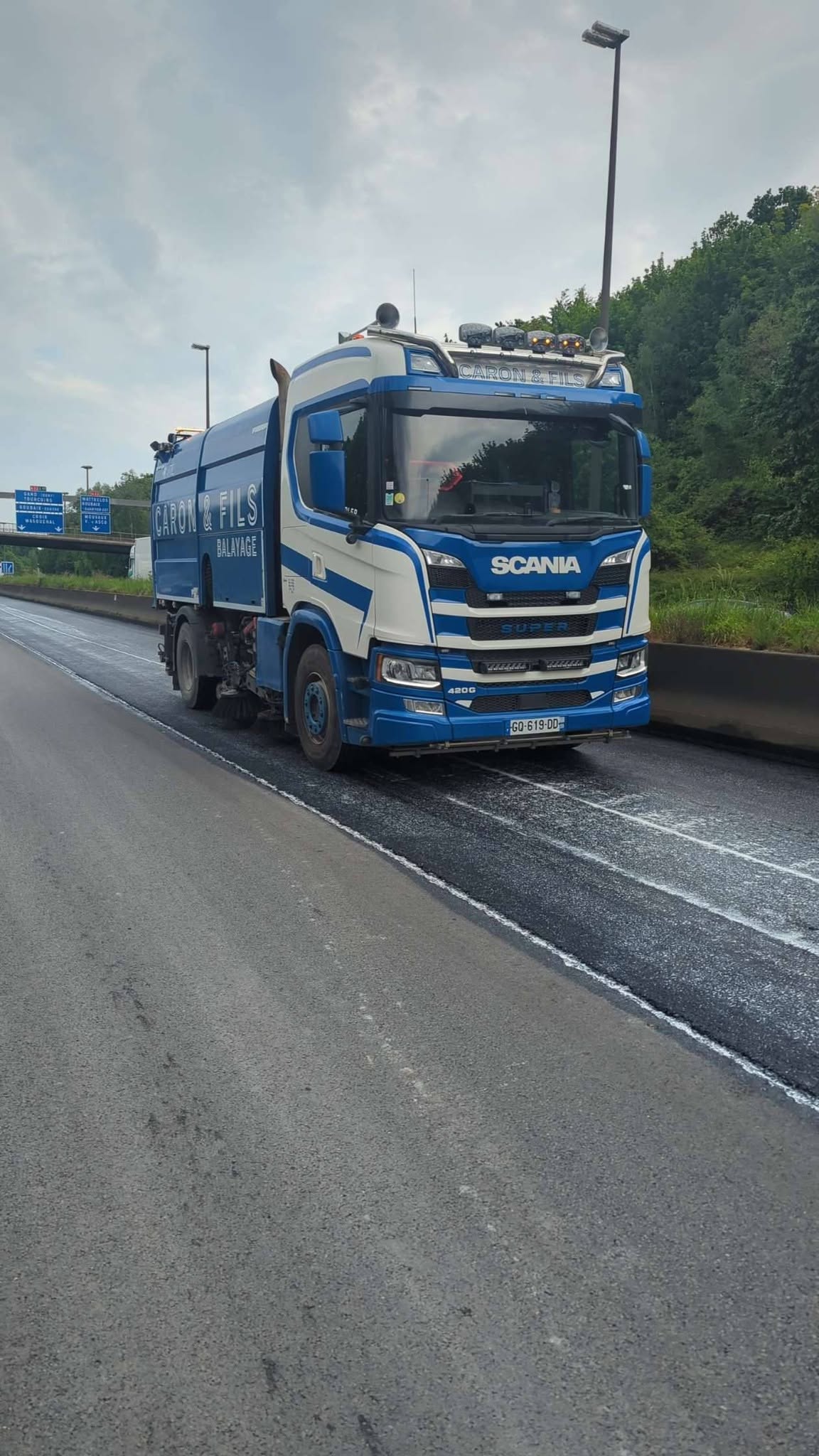 Balayeuse Caron et Fils en finition de jour sur le nouvel enrobé de la jonction A22 / RN356 à Lille