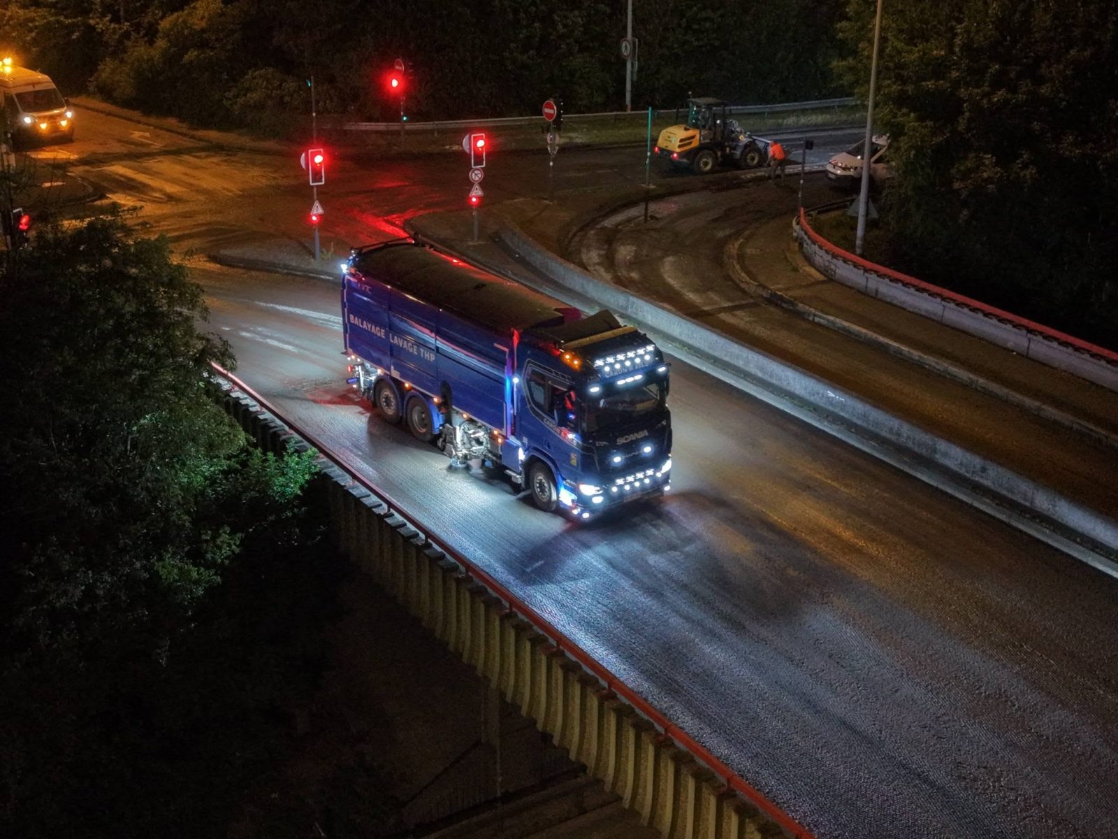 Balayage de nuit après fraisage à Lomme : balayeuse Scania Caron et Fils sur l'ouvrage de la RM 652
