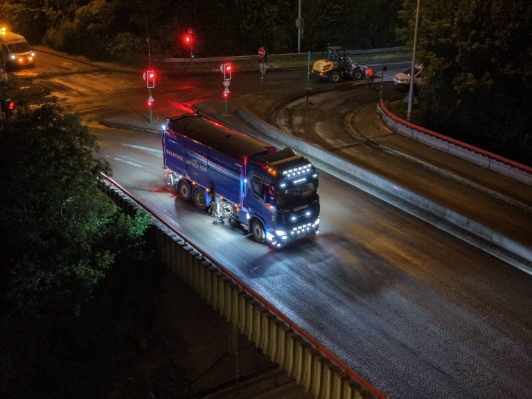 Balayage de nuit après fraisage à Lomme : balayeuse Scania Caron et Fils sur l'ouvrage de la RM 652
