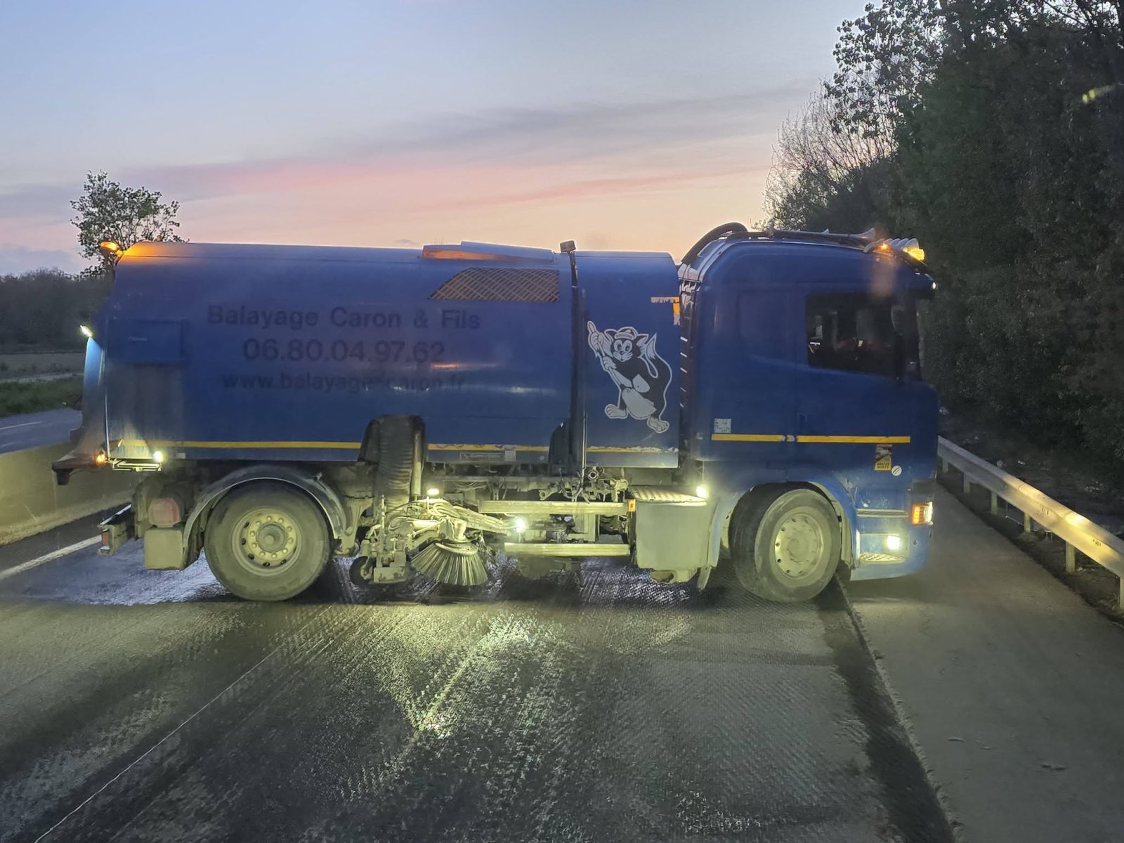 Ravitaillement en eau d'une raboteuse et d'un cylindre compacteur par un camion-citerne Caron et Fils lors du fraisage de l'asphalte