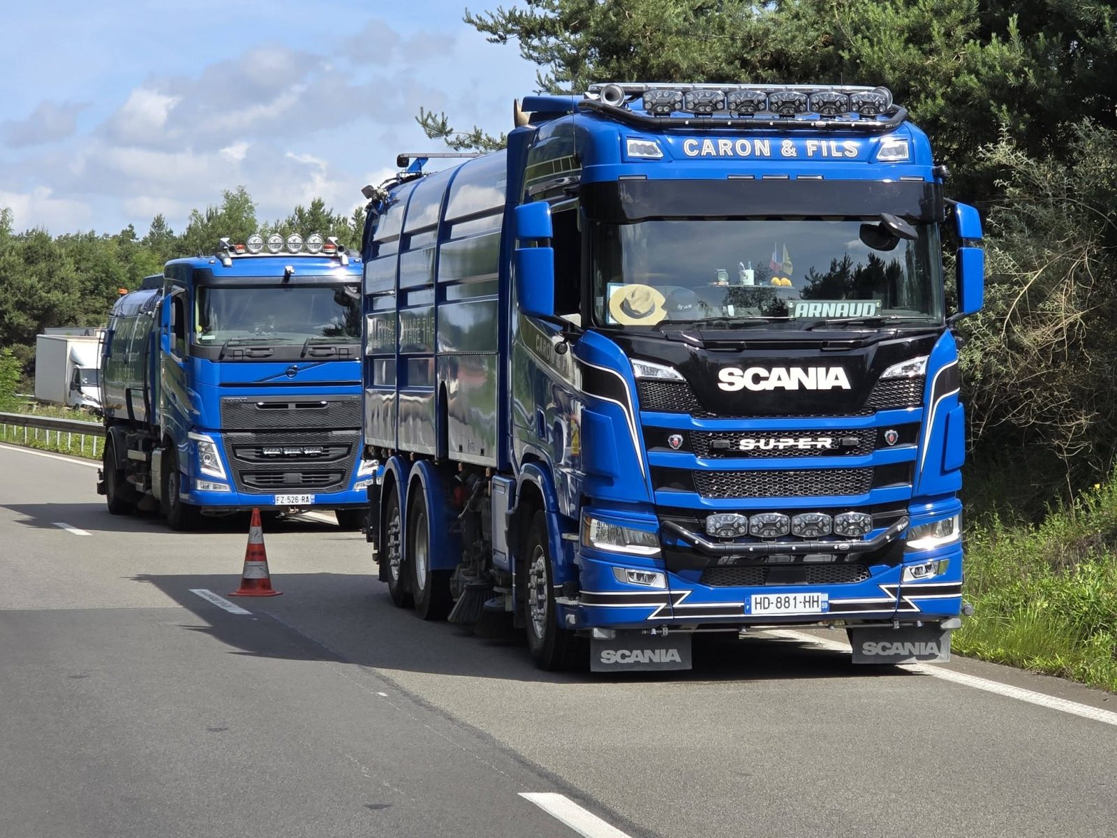 Balayeuse aspiratrice et camion-citerne Caron et Fils en poste de jour sur le chantier de l'autoroute A21 à Somain
