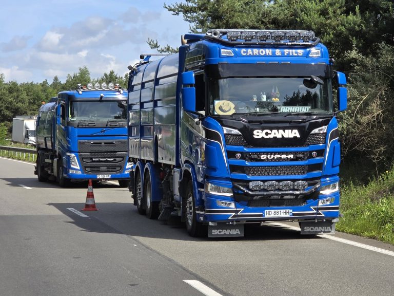 Balayeuse aspiratrice et camion-citerne Caron et Fils en poste de jour sur le chantier de l'autoroute A21 à Somain