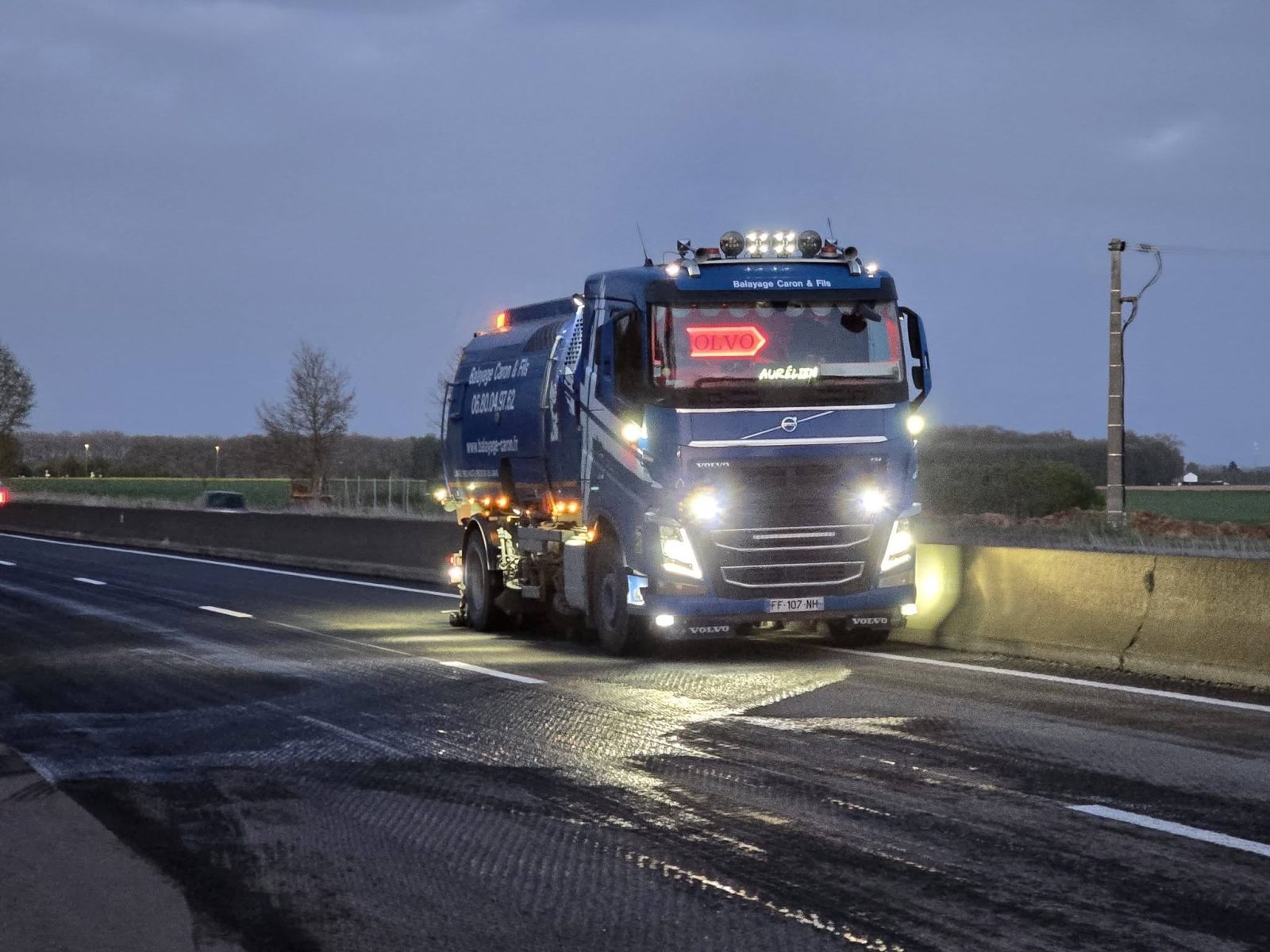 Camion benne Caron et Fils chargé de gravats de béton concassé sur un chantier de démolition