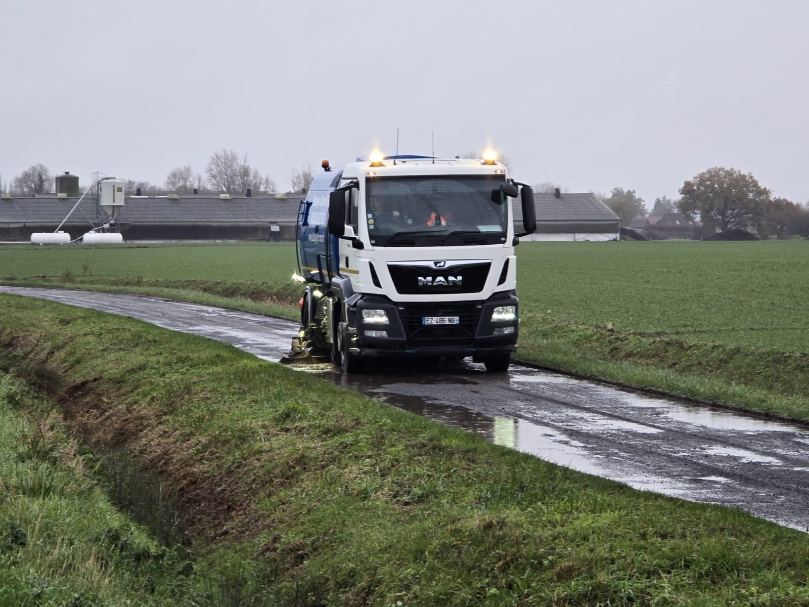 Aspiration puissante de boue argileuse et résidus de betteraves sur route départementale par une balayeuse Caron et Fils