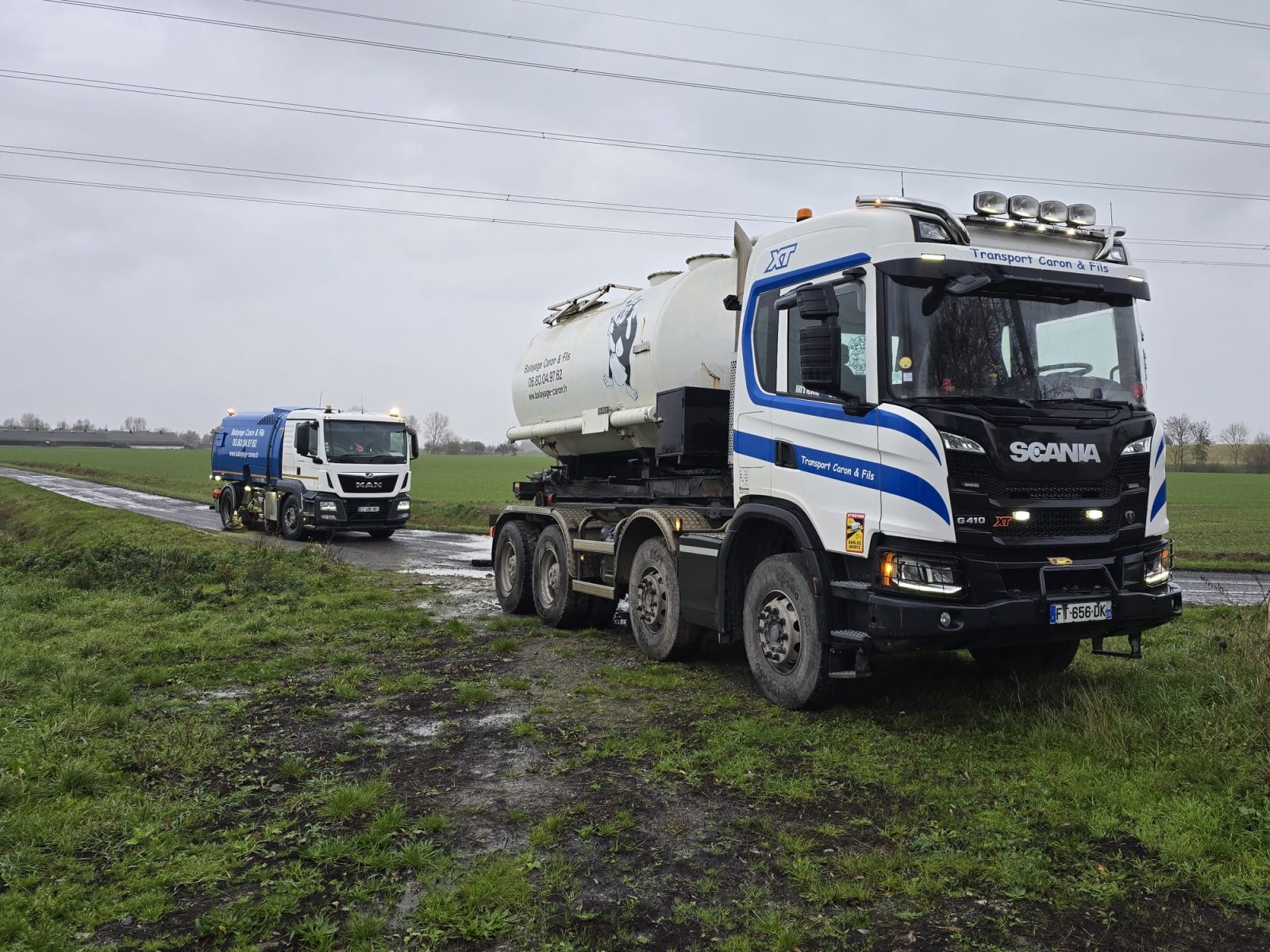 Aspiration de boue argileuse laissée par un tracteur sur route départementale par une balayeuse Caron et Fils