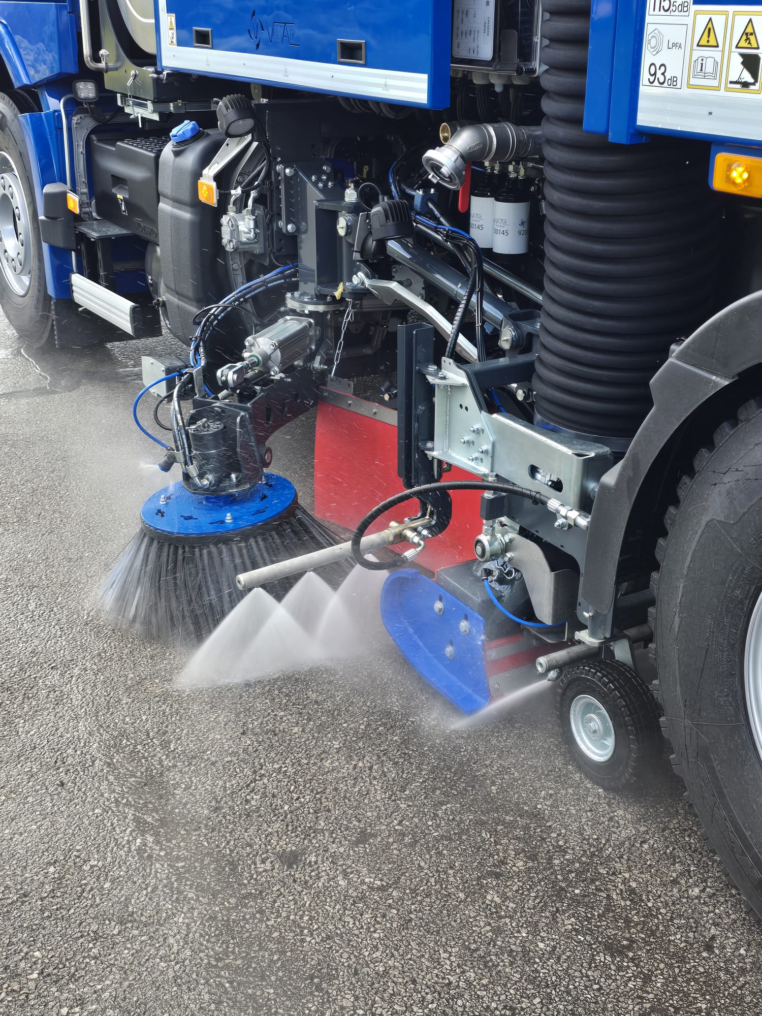 Nettoyage intensif d'un quai de déchargement pour camions par une balayeuse Caron et Fils