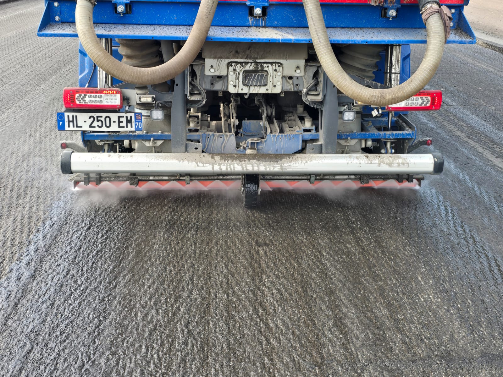 Camion de lavage très haute pression THP Caron et Fils désincrustant un asphalte pollué sur une voirie des Hauts-de-France