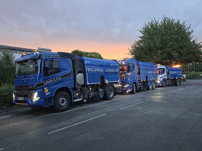 Camion-citerne Caron et Fils ravitaillant en eau une raboteuse routière sur un chantier d'enrobé des Hauts-de-France