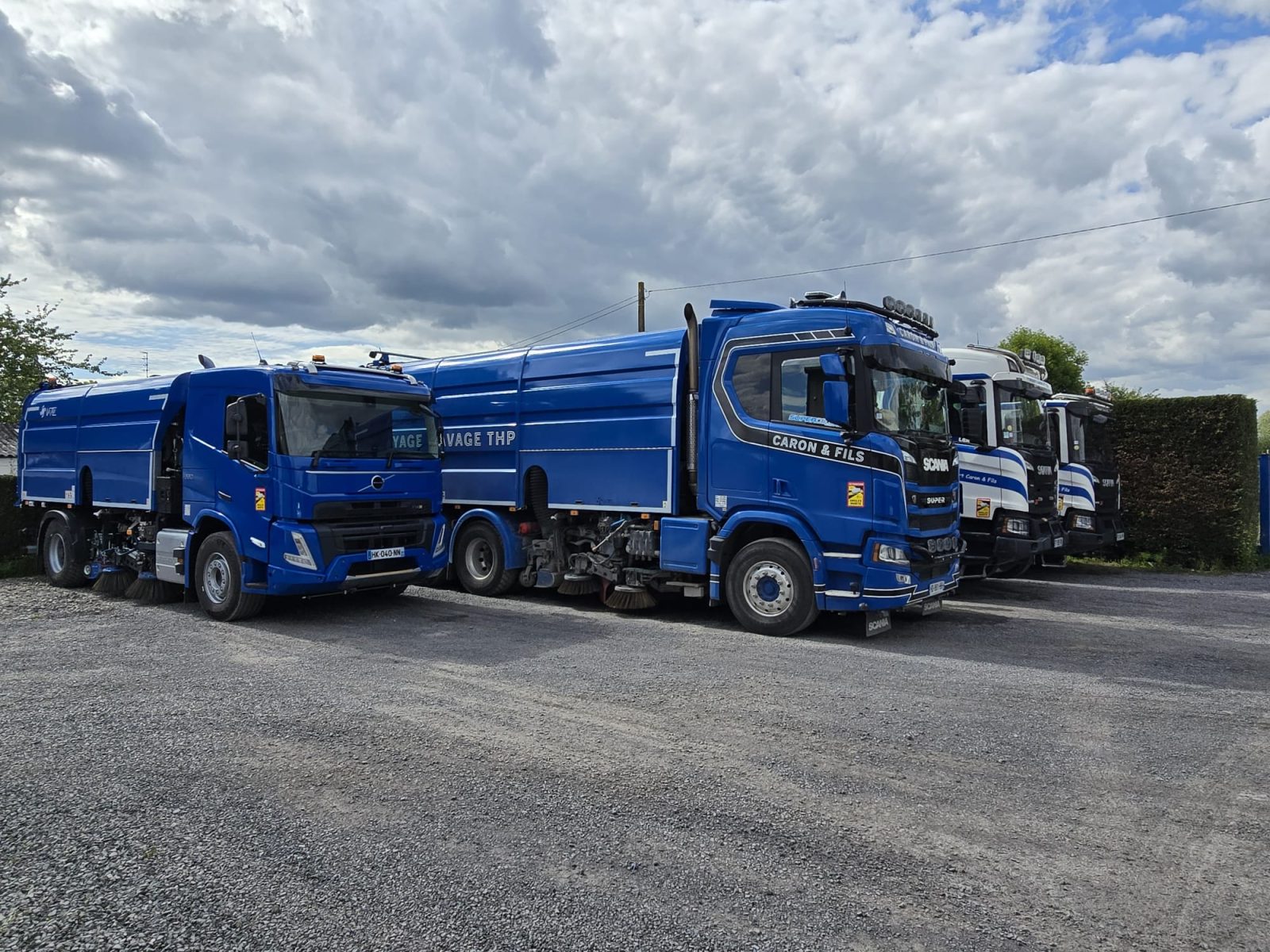 Chargement d'un camion benne TP Caron et Fils par une pelleteuse pour évacuation de gravats et déblais de chantier