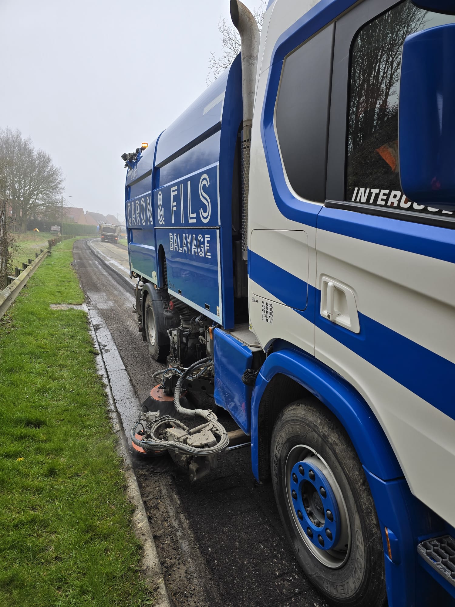 Alignement de la flotte de balayeuses et camions citernes Caron et Fils prêts pour des services de nettoyage de voirie