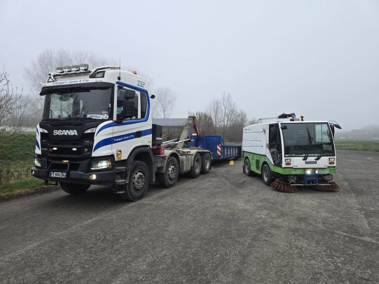 Camion benne TP Caron et Fils chargé de terre de terrassement sur un chantier des Hauts-de-France