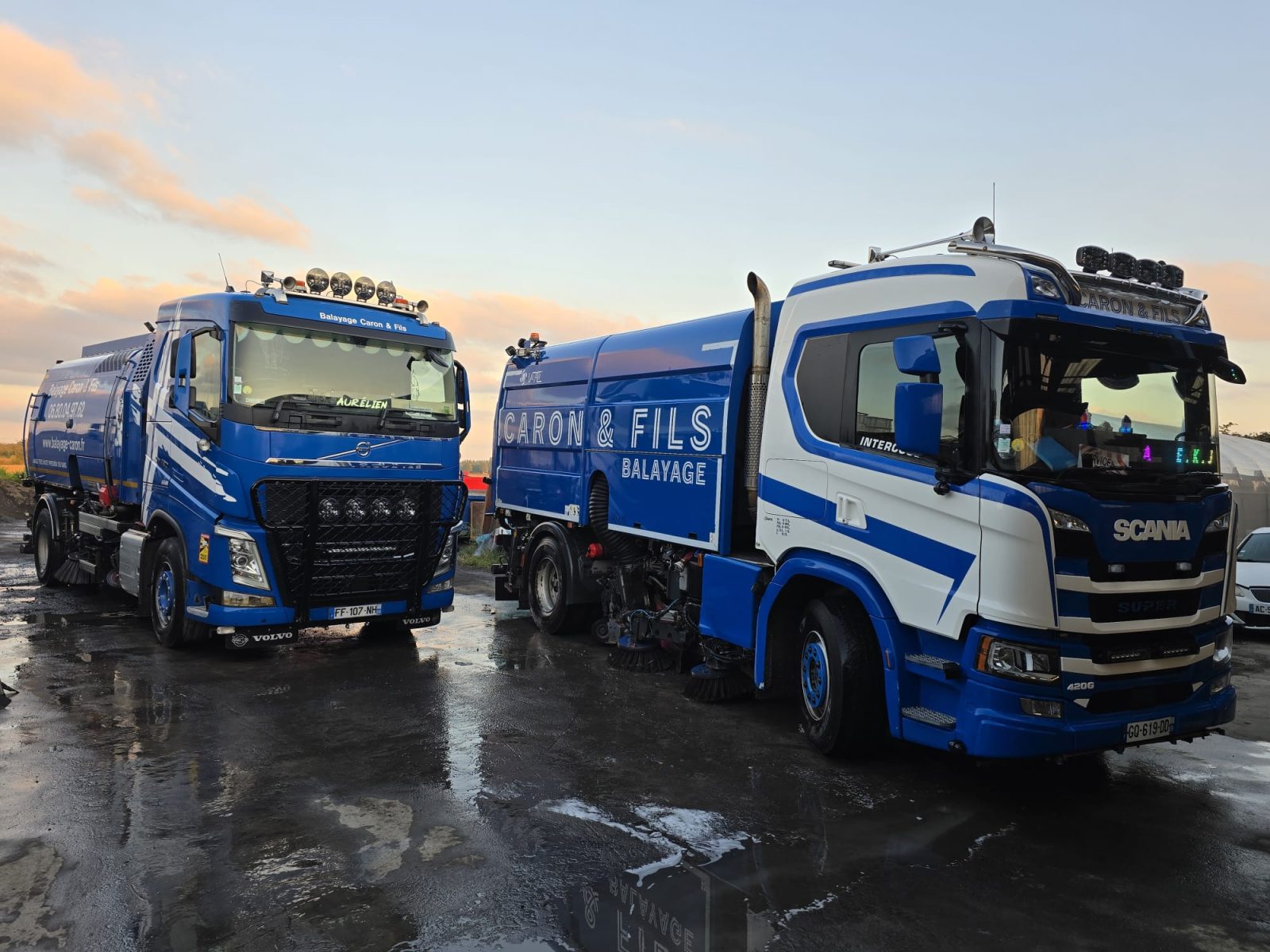 Balayeuse aspiratrice Caron et Fils réalisant l'entretien d'une voirie publique et d'un réseau routier dans les Hauts-de-France