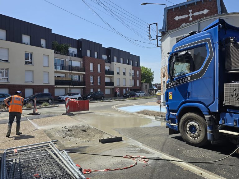 Balayeuse aspiratrice Caron et Fils nettoyant une rue de centre-ville pour une commune des Hauts-de-France