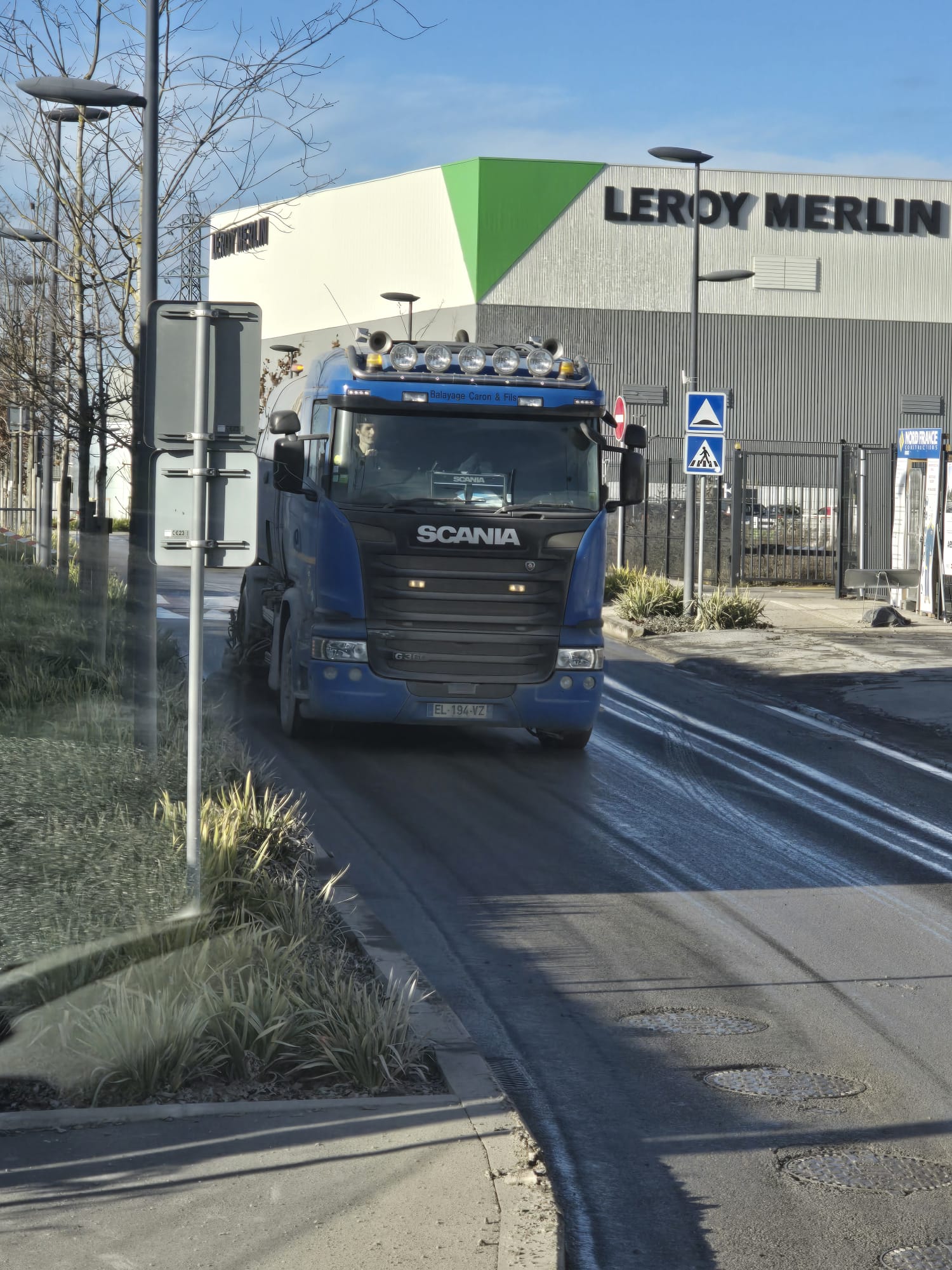 Aspiration des déchets et de la boue sur un quai de déchargement logistique par une balayeuse Caron et Fils