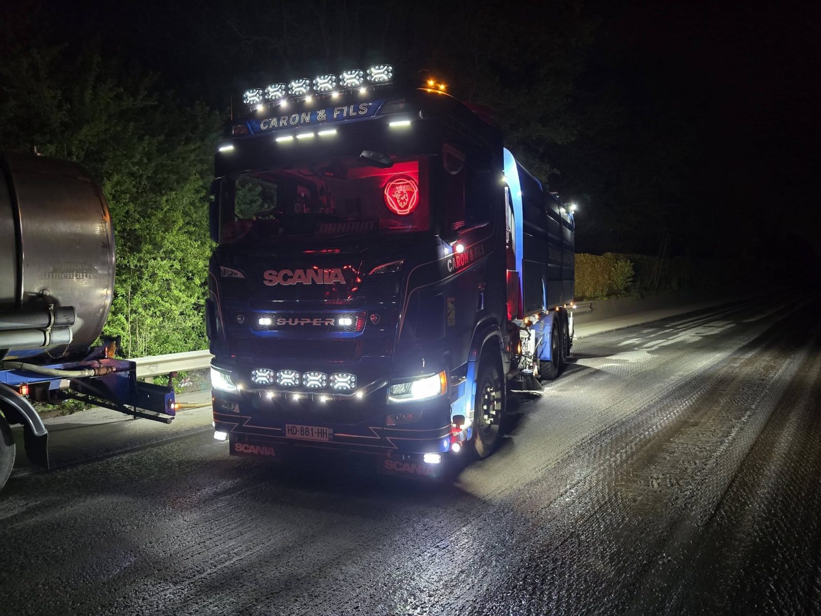 Évacuation de terres de terrassement par camion benne sur un chantier du Nord
