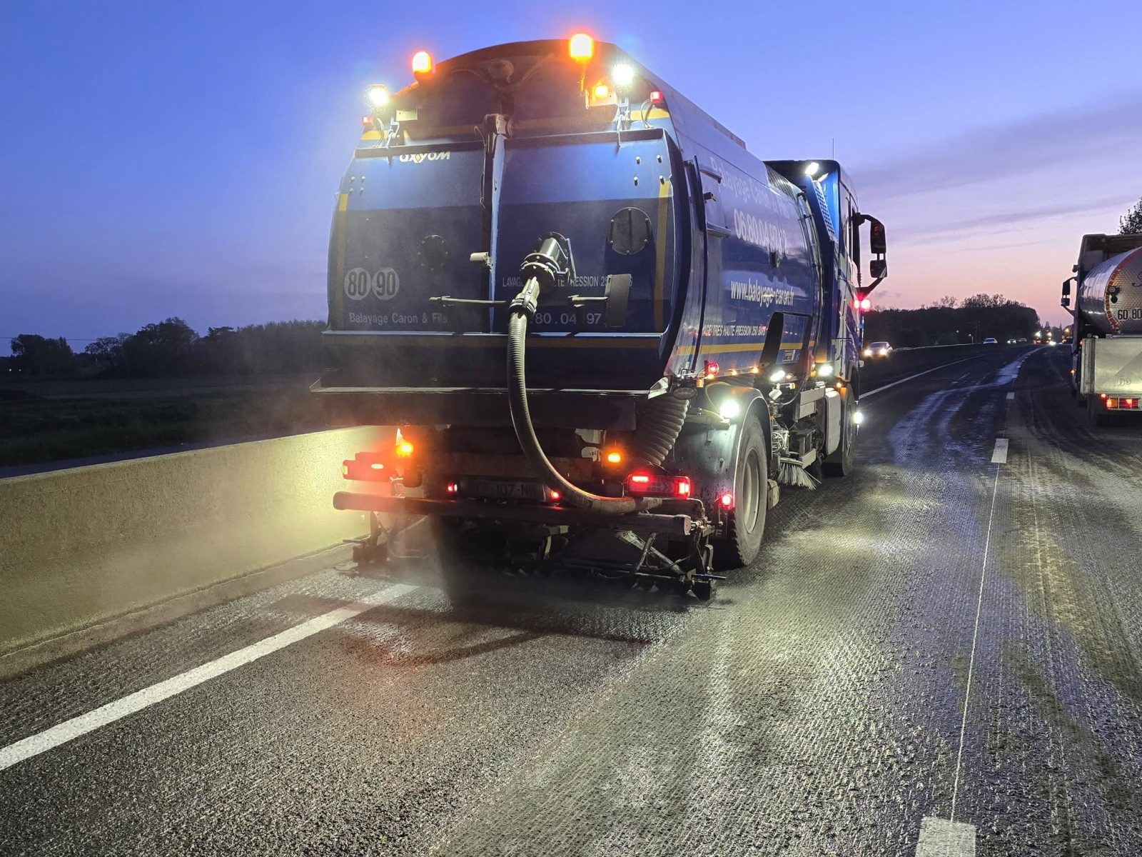 Désincrustation de boue séchée et d'hydrocarbures sur asphalte par un lavage très haute pression Caron et Fils